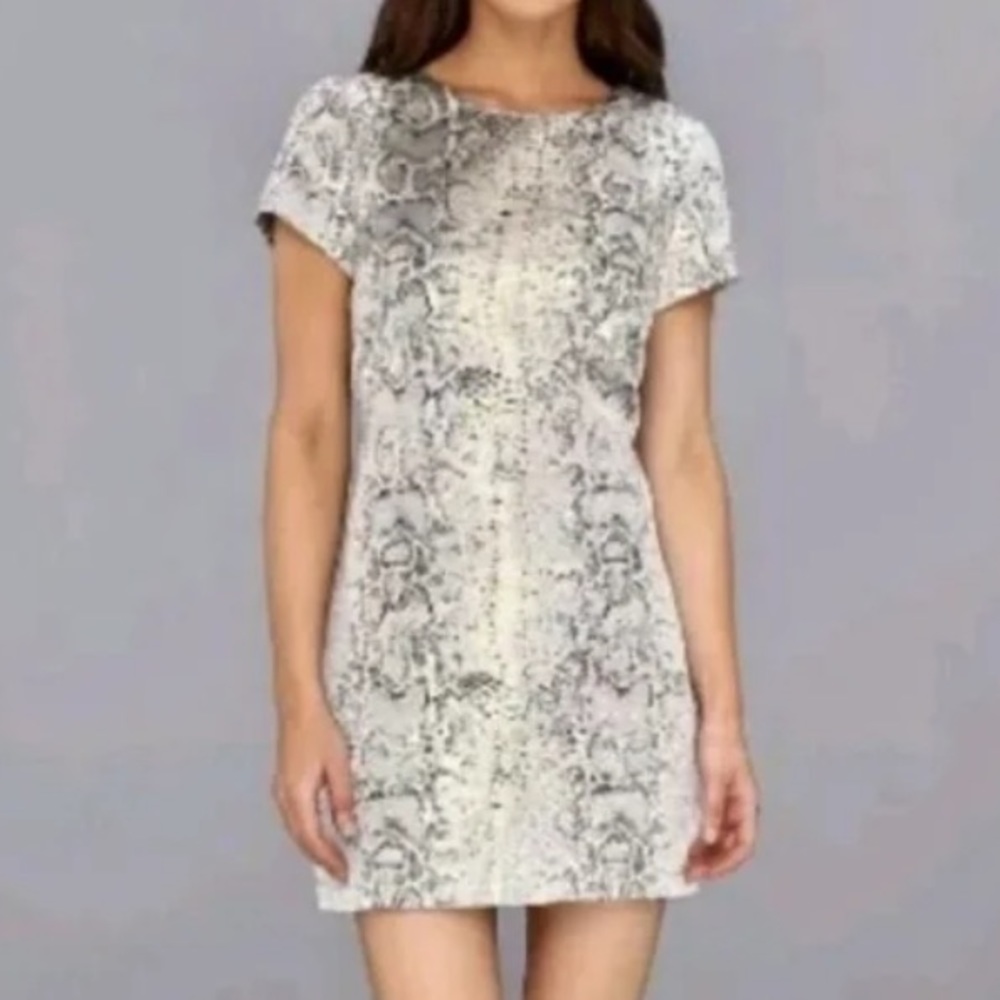 NWOT Sanctuary Grey Gold Metallic Short Sleeve Snakeskin Print Shift Dress M